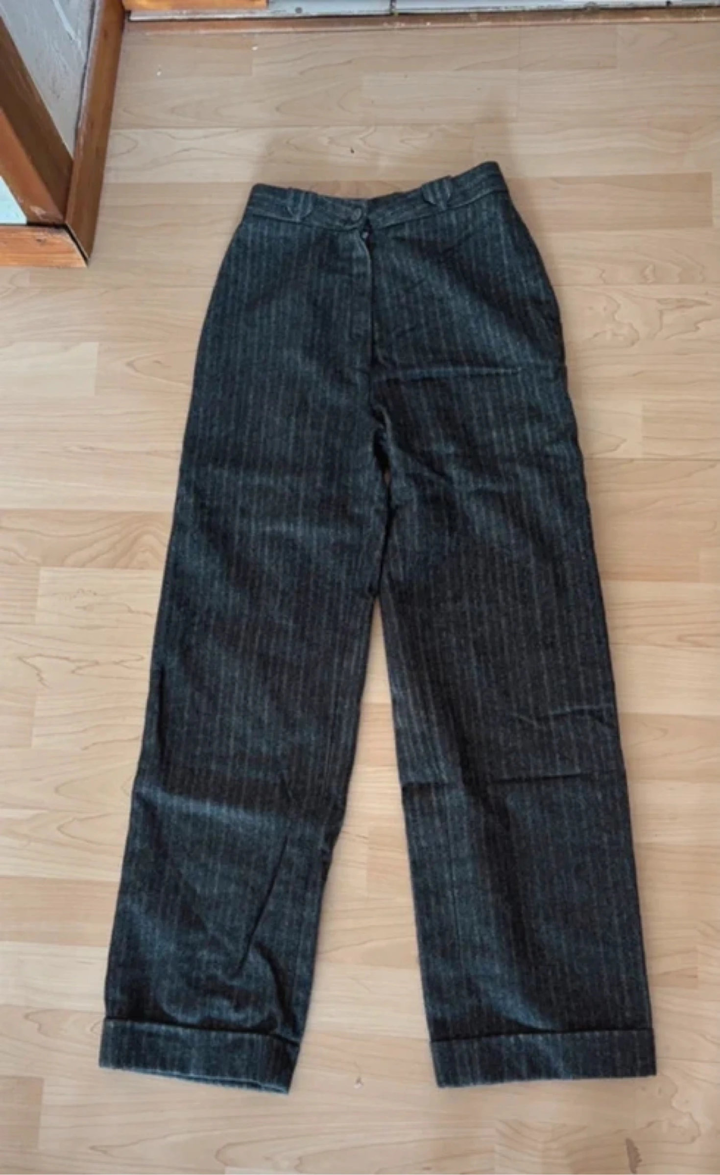 Pantalón gris con finas rayas – Talla 32 – Corte recta elegante – photo 2